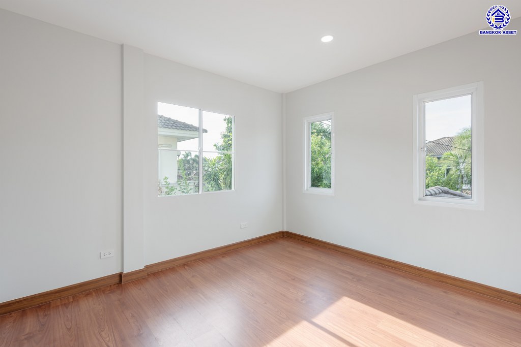 บ้านมือสองตกแต่งใหม่ โครงการ ชัยพฤกษ์ บางบัวทอง เนื้อที่ 71.20 ตร.ว. พื้นที่ใช้สอย 224.86 ตร.ม. ฟังก์ชัน 4 ห้องนอน 3 ห้องน้ำ จอดรถได้ 2 คัน พร้อม Facilities โครงการครบครัน ทำเลติดถนนบางกรวย-ไทรน้อย เชื่อมต่อถนนกาญจนาภิเษก ใกล้เซ็นทรัลเวสต์เกต และรถไฟฟ้าสายสีม่วง "สถานีคลองบางไผ่"